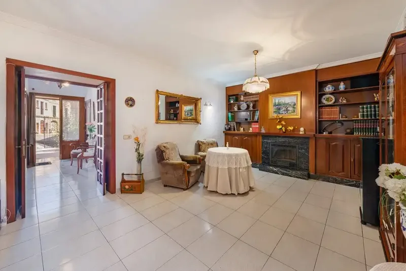We are pleased to offer this charming village house for sale in Caimari, which boasts a wealth of authentic features and — photo 3