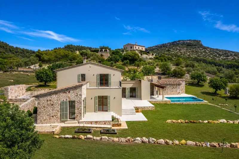 This beautiful newly built finca is located above the lovely village of Cala Millor and below the mountain 'Na Penyal' — photo 8