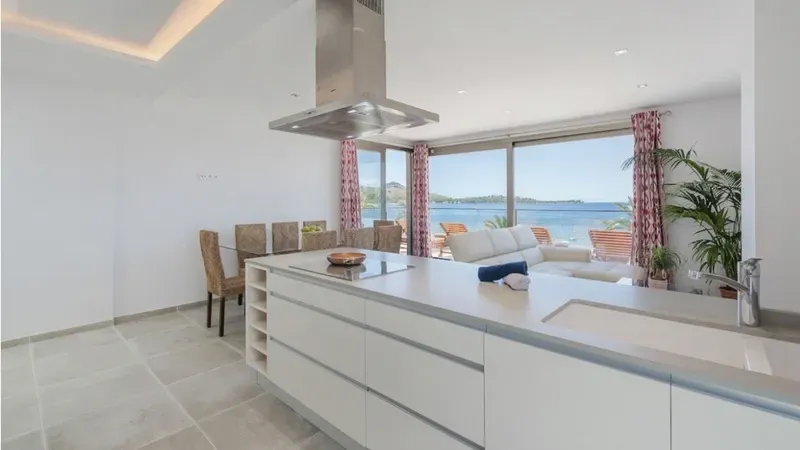 Modern style penthouse with amazing beach and sea views for sale in Pollensa, on the north of Mallorca. — photo 10