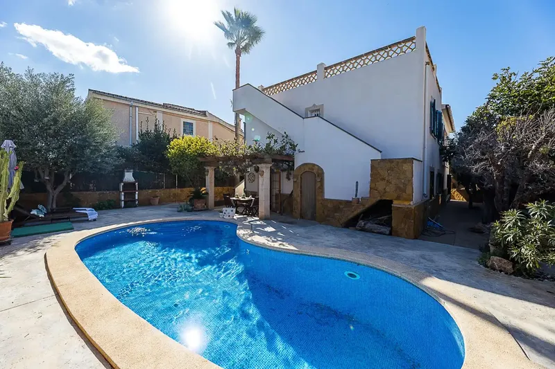 Chalet con piscina en venta en Son Ferrer — photo 1