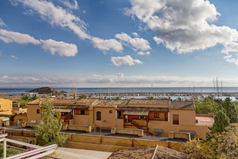 Frontline apartment with panoramic sea and marina views — photo 4