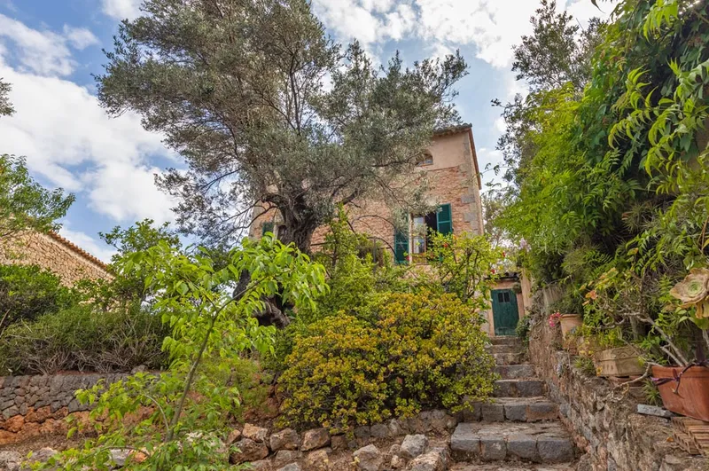 Character filled family house with garden in Deia — photo 10