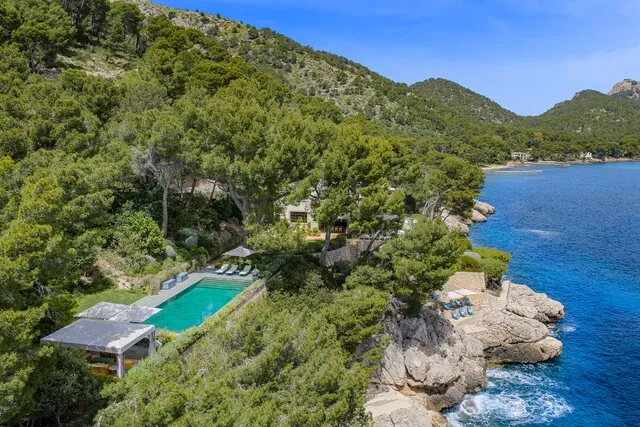 Exclusive frontline estate with direct sea access for sale in Formentor, North Mallorca — photo 4