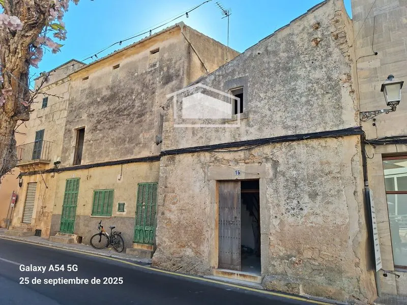 Building in the center of Ses Salines with project for 2 homes and commercial space — photo 1