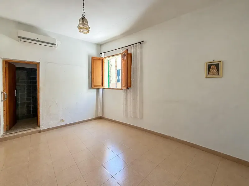 Bienvenidos a esta casa de pueblo en estado original, que ofrece una excelente oportunidad para personalizar su nuevo hogar. — photo 5