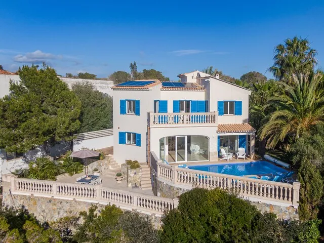 Front line villa with rental license and beach access for sale in Cala Pi, Mallorca — photo 1