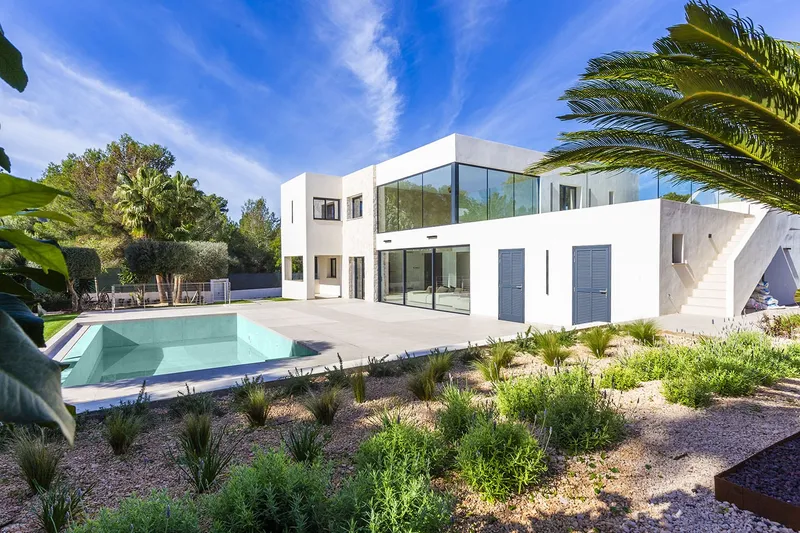 Exclusive villa in a quiet residential location near the centre — photo 1
