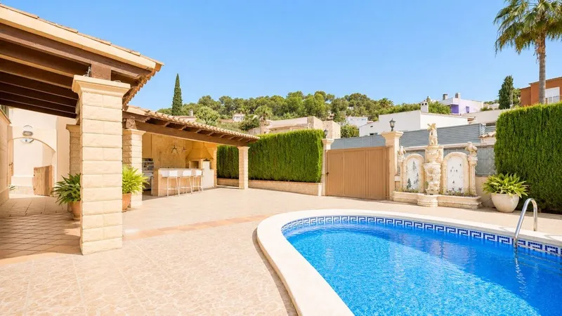Family villa with a spacious outdoor area in a sought-after location in Paguera — photo 1