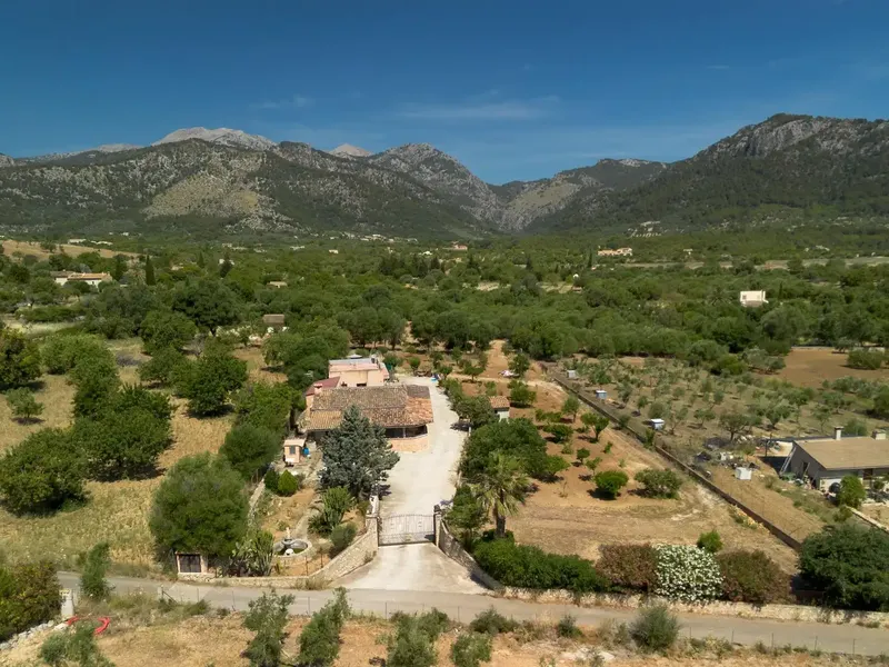 In an environment of absolute tranquility, on the outskirts of the charming village of Moscari, lies this magnificent rustic estate that combines — photo 1