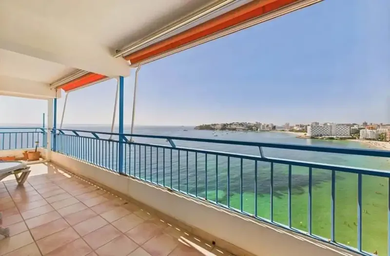 Penthouse on the front line with impressive sea and beach views in Palmanova — photo 1
