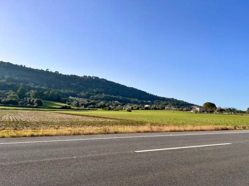 Rustic estate in Alcudia, with an area of approximately 23,000 m2, possibilities to build a detached single-family home and — photo 3