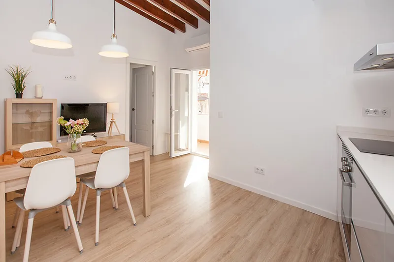 Lovely Renovated Two-Bedroom Penthouse next to the Market, with Nice Views and Outdoor Space — photo 10