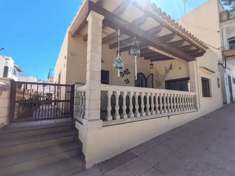 Alquiler de larga duración. Chalet a 50m del mar aproximadamente. Consta de terraza delantera con porche y vistas al puerto, terraza trasera — photo 1