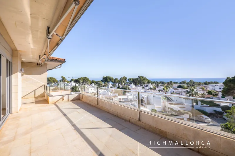 Rare Penthouse with Private Rooftop & Sea Views — photo 1