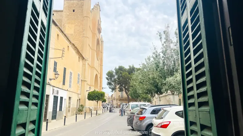 Do you dream of a property full of charm in the heart of Mallorca? This corner house in Felanitx, with 197m2 of land and 194m2 built — photo 2