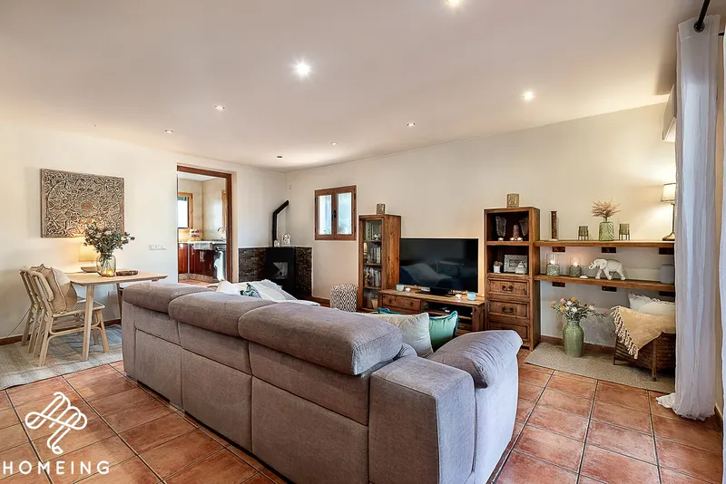 Beautiful rustic estate with 3-bedroom house, pool and large storage room — photo 12
