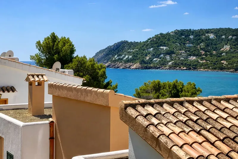 In a highly sought-after location, in a complex with sea access, we present this apartment which, with its large partially covered terrace, offers the perfect living space to enjoy Mallorca to the fullest. — photo 9