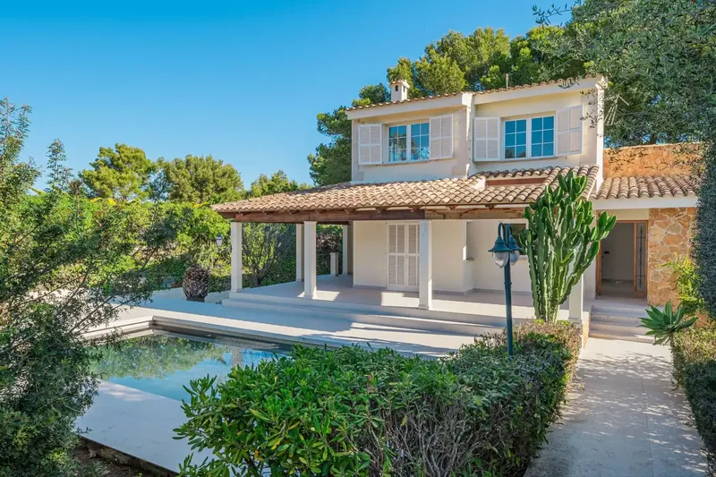 Exclusive chalet for sale in a sought-after area of Santa Ponsa, just a few minutes' walk from the beach. — photo 2