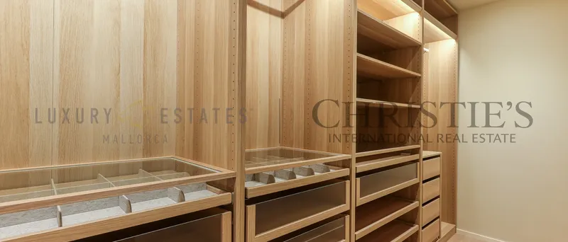 Large renovated apartment in Palma with communal roof terrace with sea views — photo 11