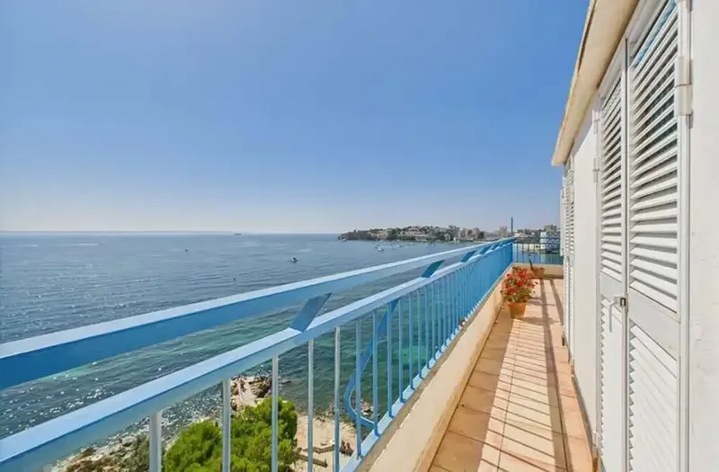 Penthouse on the front line with impressive sea and beach views in Palmanova — photo 12