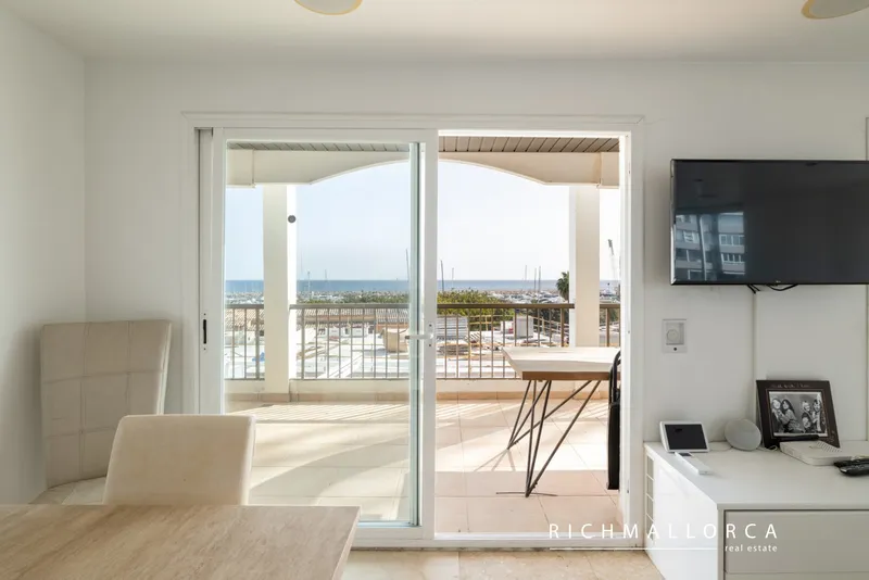 Beautiful nautical flat on the first line of a prestigious yacht club — photo 4