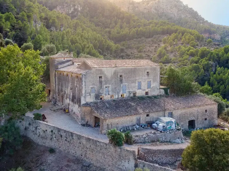 The impressive finca, for sale in Estellencs, occupies a privileged and elevated position within the Serra de Tramuntana. It occupies a huge — photo 4