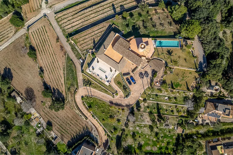 Exclusive Estate: Luxury Villa with Panoramic Views, Vineyard and Pool — photo 2