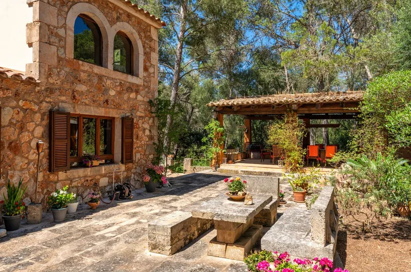 Self-sufficient finca near Portocolom with guest house at woodland edge — photo 2