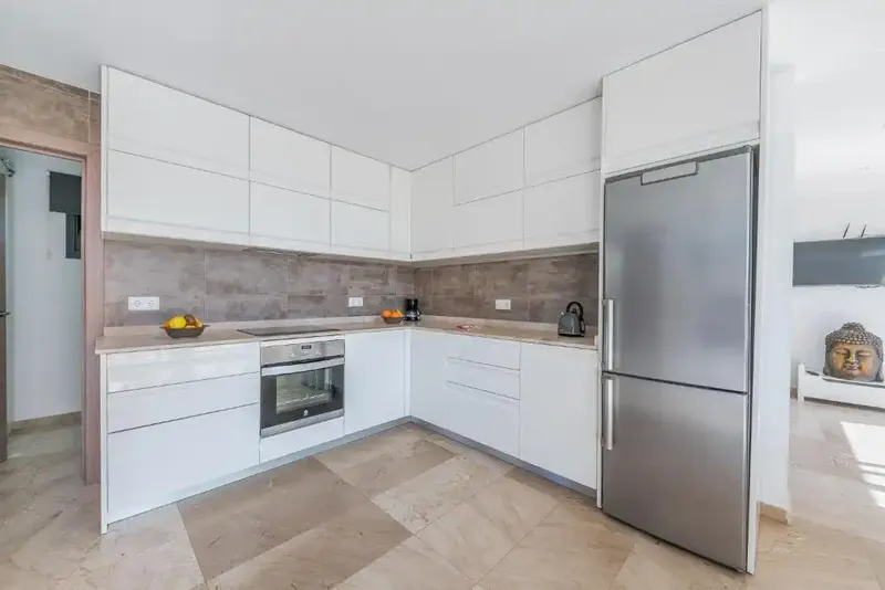 Discover this impressive minimalist-style chalet for sale in Playas de Muro, just 350 meters from the sea. — photo 9