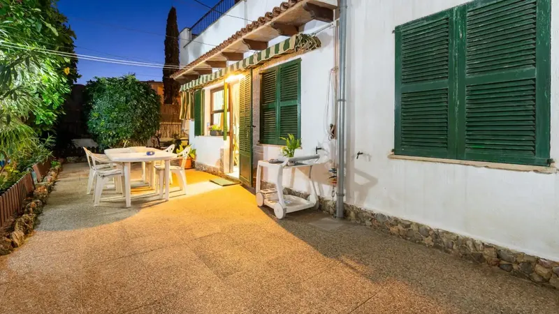 House with a total of 375 m2 built on a plot of 884 m2 in La Bonanova, Palma de Mallorca, divided into 2 apartments on the ground floor — photo 1
