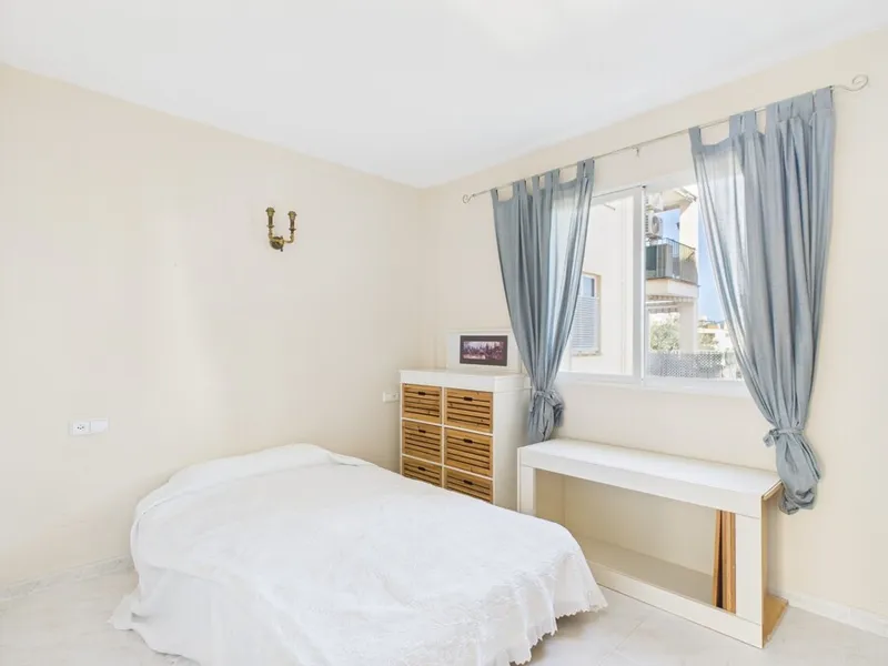 Spacious Three-Bedroom Apartment with Balcony and Communal Pool in Santa Ponsa — photo 9