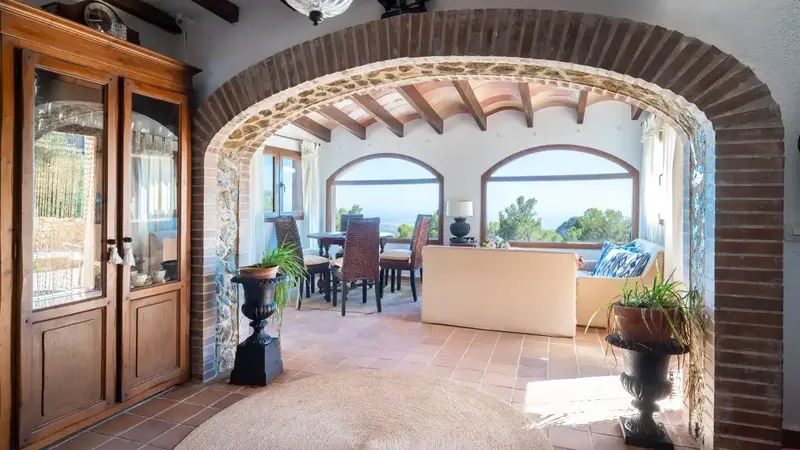 Charming rustic finca for sale on the outskirts of Puigpunyent, in an impressive natural setting. The stone facade and traditional design — photo 3