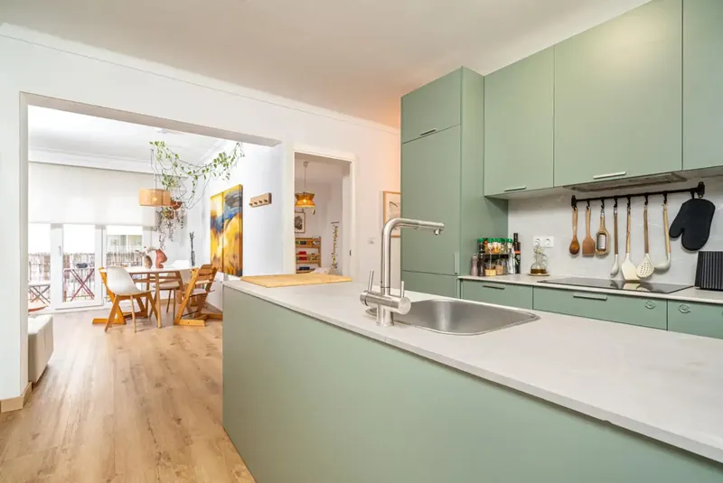 Imagine waking up every morning with the sea breeze and being able to reach the beach in just seconds. This magnificent renovated apartment, located — photo 9