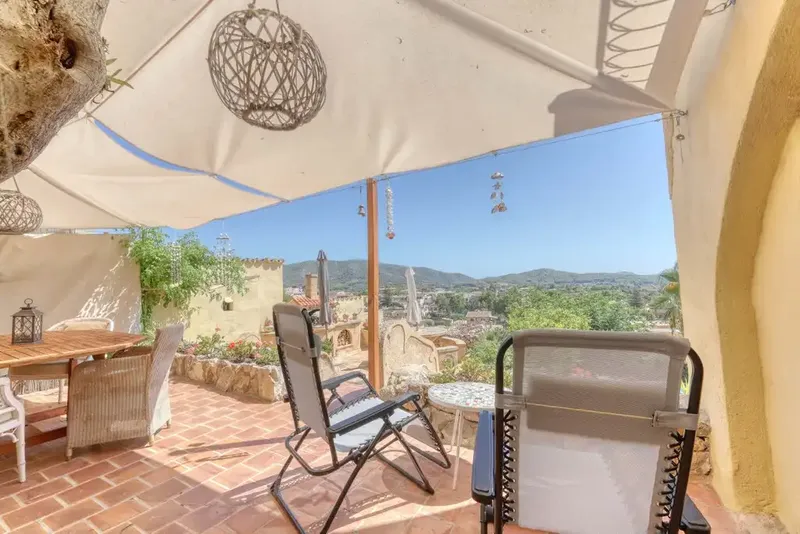 Situada en el pintoresco pueblo de Calvià, esta singular vivienda de estilo rústico se encuentra a un breve paseo del centro del pueblo, don — photo 11
