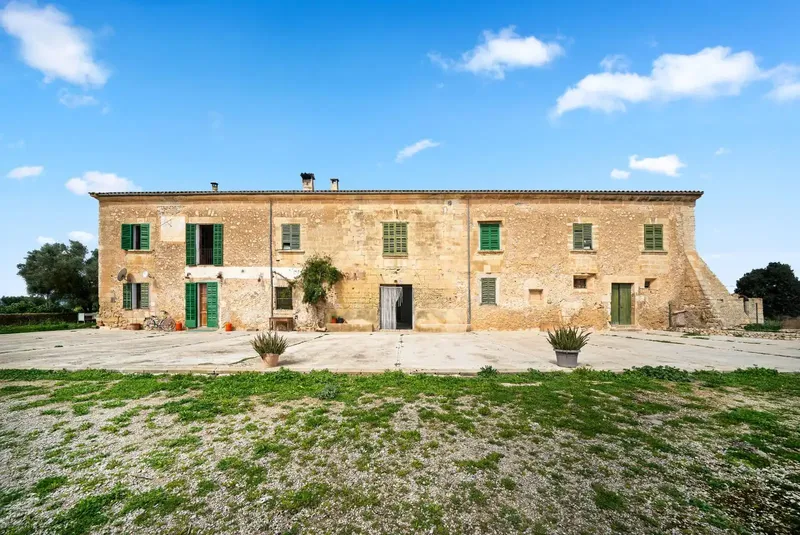 It has a preliminary project for 20 rooms, stables, covered equestrian track, heliport, swimming pool and olive grove! This historic estate — photo 4