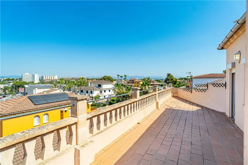 Single-family home on a lot of approximately 505 m² with partial ocean views — photo 1