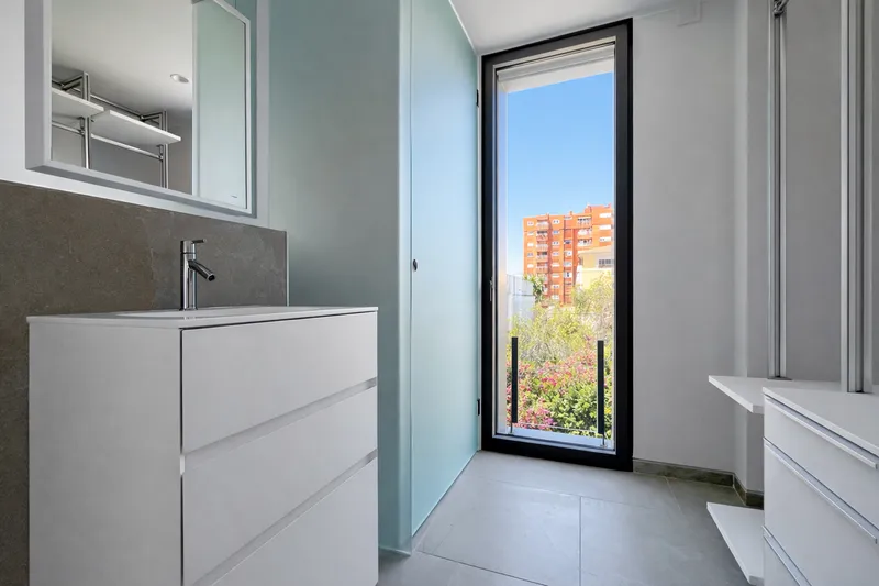 Modern Apartment with Panoramic Sea Views on the First Line of the Paseo Marítimo, Palma Mas — photo 12