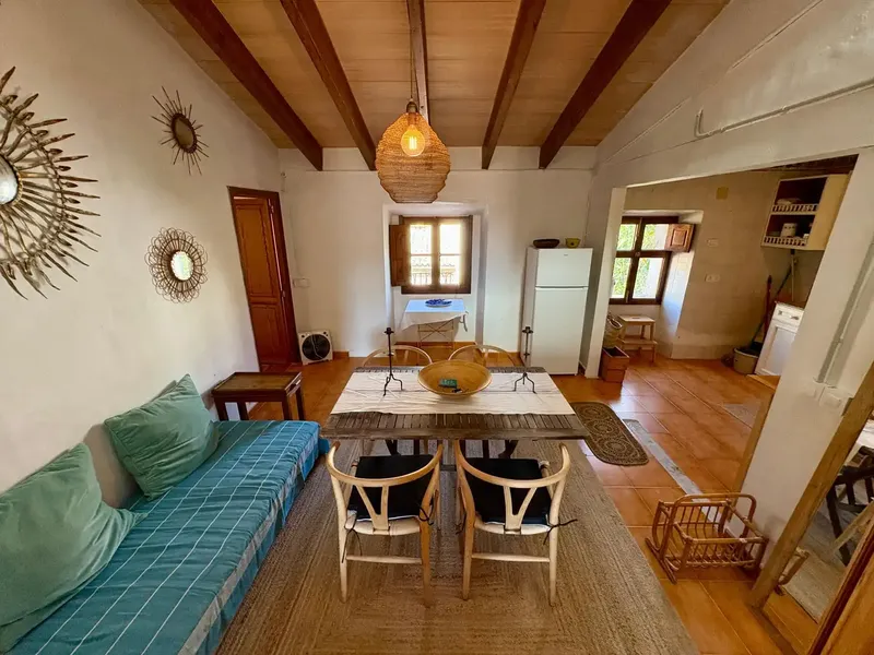 In the center of Andratx, this cozy penthouse is located in a Mallorcan house divided horizontally into two. — photo 2