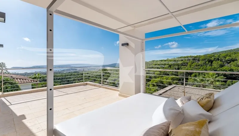 Light-flooded sea view villa in a prime location — photo 12