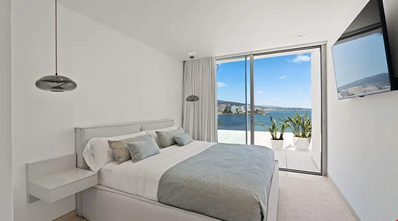 Exceptional frontline coastal residence with five suites in Cala Vinyes — photo 9