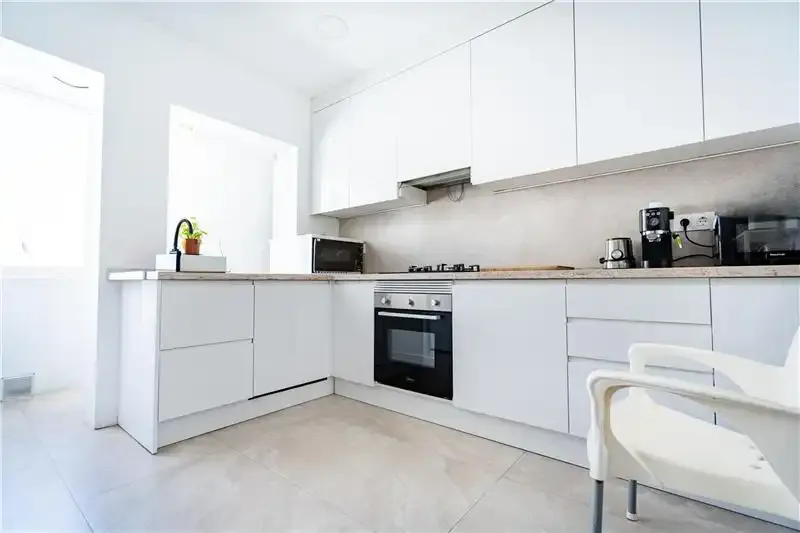Apartment with clear views, approx. 102 m², living-dining room with balcony access, furnished and equipped kitchen, laundry room, 5 bedrooms, 1 bathroom — photo 2