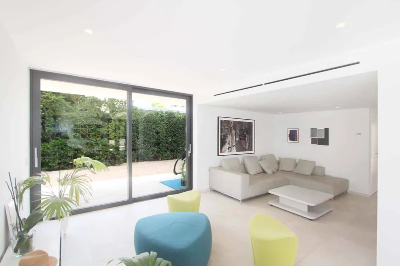 Bright 6-bedroom villa for rent — photo 3