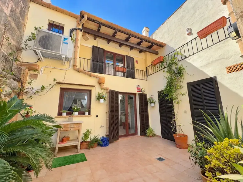 Distributed over 3 floors with great charm, this renovated 144 m2 house in Pollensa has a patio and terraces of approx. 44 m2, 3 ha — photo 1