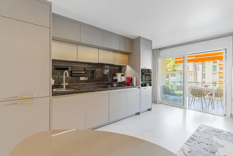 Discover this completely renovated apartment in one of the most exclusive communities in Portals Nous, with direct access to the — photo 5