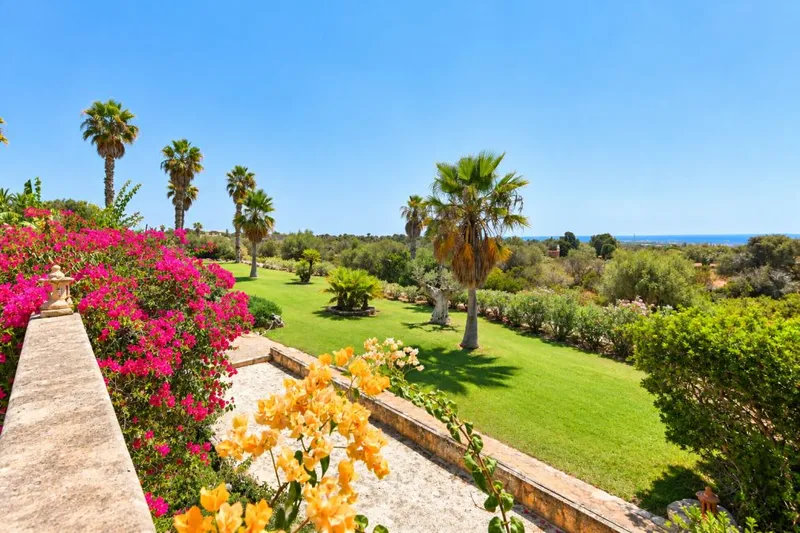 Spacious and bright Mediterranean-style country house, featuring pleasant terraces, [...] — photo 7