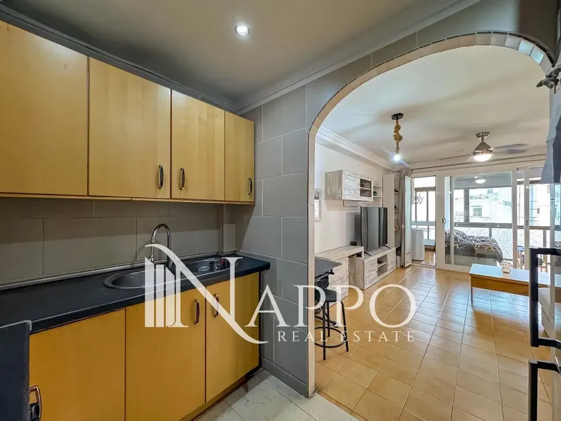 Nappo Real Estate tiene el placer de presentar este atractivo apartamento situado en primera línea de mar en Magaluf, dentro de un cuidado c — photo 8