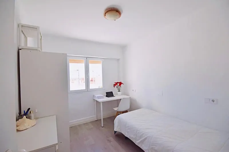 Discover this cozy and bright fifth-floor apartment of 75 m², a home with great potential and a comfortable, functional layout. It has 3 — photo 7