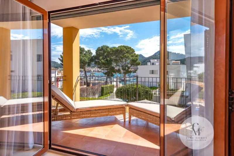 Live luxury effortlessly in this spectacular recently renovated apartment in the prestigious Club de Vela, Port Andratx — photo 1