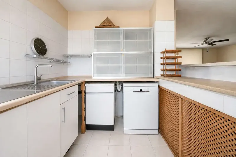 Spacious furnished flat on the third floor of a three-unit building built in 2008, occupying the entire floor — photo 12