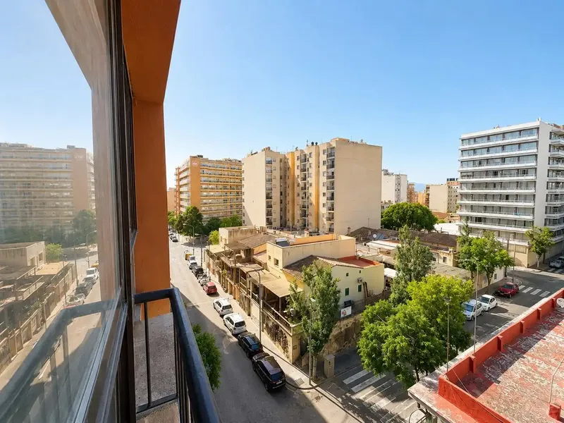 We present this magnificent opportunity, a home located in one of the most sought-after areas of El Arenal de Llucmajor, just 100 meters from the sea — photo 3